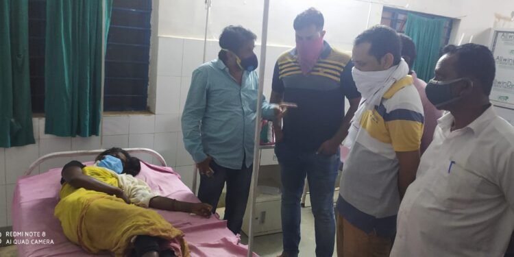 माटियाबांधी : खेत में काम कर रही महिला को सांप ने डंसा, विधायक जाना हाल
