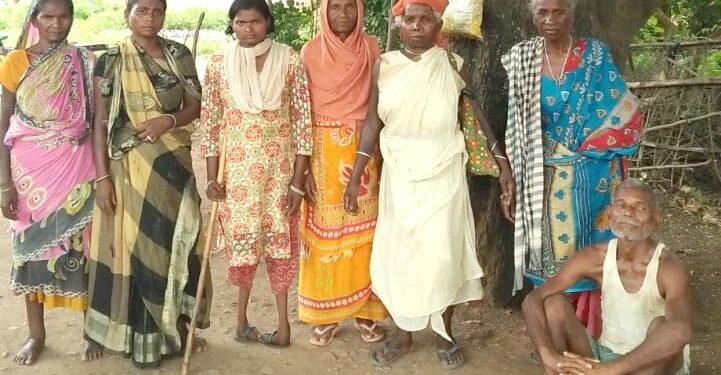 कोरोना काल में रोज मेहनत-मजदूरी कर परिवार चलाने वालों के समक्ष भुखमरी कि स्थिति, कोलाबदिया की वृद्धा को ग्रामीणों ने गांव में घुसने से रोका