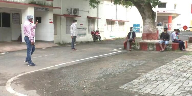 चक्रधरपुर कोविड अस्पताल में कोरोना मरीज की संदिग्ध मौत, परिजनों में मचाया हंगामा, इलाज में लापरवाही का आरोप चक्रधरपुर कोविड अस्पताल में कोरोना मरीज की संदिग्ध मौत, परिजनों में मचाया हंगामा, इलाज में लापरवाही का आरोप