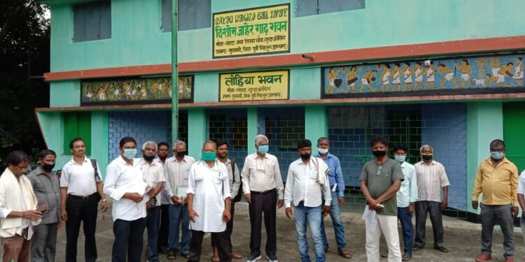 माझी पारगाना महाल व धाड़ दिशोम की हुई आपातकालीन बैठक, राम मंदिर में मिट्टी देने से किया इंकार, कहा-मिट्टी चोरी करते पकड़े जाने पर करेंगे सेंद्रा माझी पारगाना महाल व धाड़ दिशोम की हुई आपातकालीन बैठक, राम मंदिर में मिट्टी देने से किया इंकार, कहा-मिट्टी चोरी करते पकड़े जाने पर करेंगे सेंद्रा