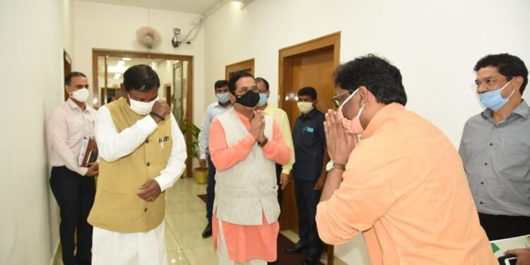 रांची पहुंचे केंद्रीय कोयला एवं खनन मंत्री प्रह्लाद जोशी व जनजातीय मामलों के मंत्री अर्जुन मुंडा, मुख्यमंत्री हेमंत सोरेन से मिले, कॉमर्शियल माइनिंग को लेकर बैठक