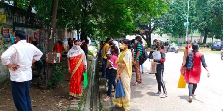 ग्रेजुएट कॉलेज में एडमिशन के लिए जुट रही भीड़, कोरोना काल को ले अभाविप ने जतायी चिंता