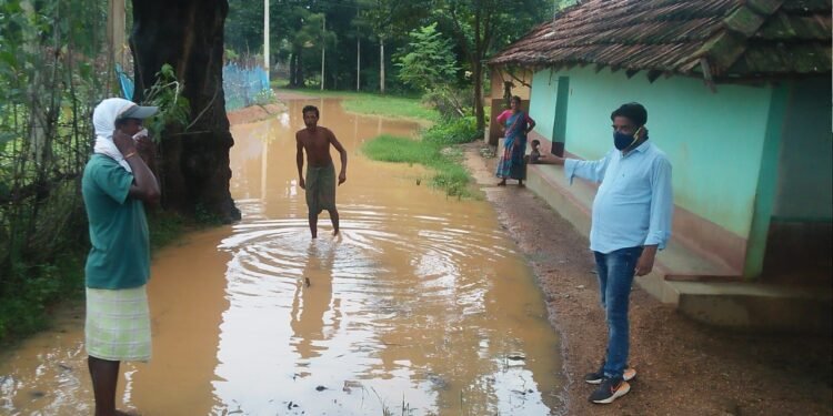 Malkundi water logging : मालकुंडी में बारिश के जल जमाव से ग्रामीण परेशान, विधायक से सड़क निर्माण की मांग Malkundi water logging : मालकुंडी में बारिश के जल जमाव से ग्रामीण परेशान, विधायक से सड़क निर्माण की मांग