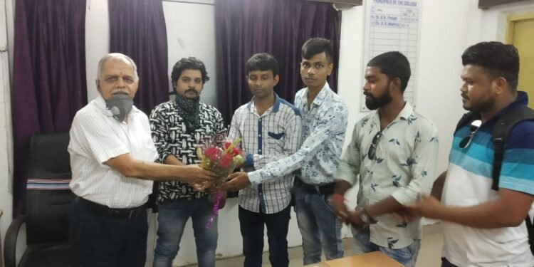 jamshedpur-workers-college : वर्कर्स कॉलेज के प्रभारी प्राचार्य एके मेहता हुए सेवानिवृत, छात्र आजसू ने किया सम्मानित, नये स्थायी प्राचार्य की मांग, शिक्षक-कर्मचारियों ने भी दी विदाई