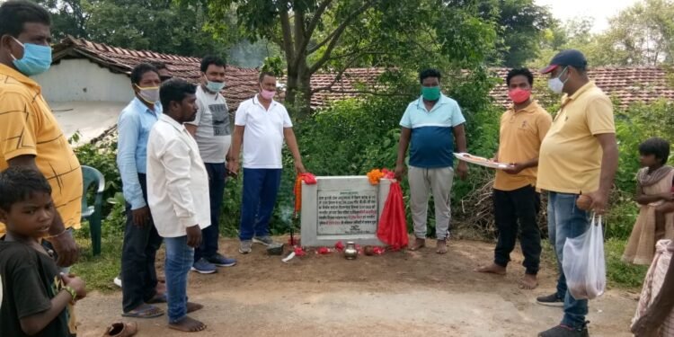 Chaibasa : कुरसीटोला-लादुराबासा में बनेगी 3300 फीट सड़क, विधायक दीपक बिरुवा ने किया शिलान्यास