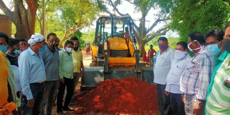 Baharaguda-Road-Repairing : बहरागोड़ा के खंडामौदा से पाटपुर तक जर्जर सड़क की मरम्मत करायी, गड्ढों में भरवाया मोरुम