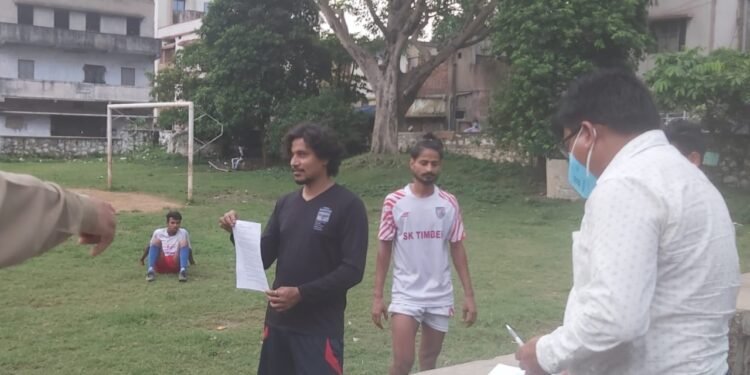 jamshedpur-administration-action-जमशेदपुर में प्रशासन ने फिर चलाया मास्क व सोशल डिस्टेंसिंग का जांच अभियान, गोलमुरी में फुटबॉल खेल रहे 7 लड़कों को पकड़ा, कई अन्य कार्रवाई भी हुई
