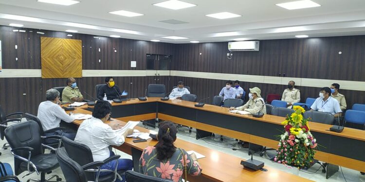 jamshedpur-administration-action-जमशेदपुर में प्रशासन ने बरती सख्ती, उठाये कई कदम-जमशेदपुर में धरना-प्रदर्शन, राजनैतिक रैली, सामाजिक कार्यक्रमों, बर्थ-डे पार्टी, धार्मिक स्थलों में पूजा-पाठ पर प्रतिबंध, अंतरराज्यीय आगंतुकों को ट्रेवल पास के बिना जिले में नही मिलेगी इंट्री, जाने कैसे प्राप्त कर सकते है इ-पास, संक्रमितों पर नजर रखने और बाजारों व दुकानों पर बढ़ेगा दबिश jamshedpur-administration-action-जमशेदपुर में प्रशासन ने बरती सख्ती, उठाये कई कदम-जमशेदपुर में धरना-प्रदर्शन, राजनैतिक रैली, सामाजिक कार्यक्रमों, बर्थ-डे पार्टी, धार्मिक स्थलों में पूजा-पाठ पर प्रतिबंध, अंतरराज्यीय आगंतुकों को ट्रेवल पास के बिना जिले में नही मिलेगी इंट्री, जाने कैसे प्राप्त कर सकते है इ-पास, संक्रमितों पर नजर रखने और बाजारों व दुकानों पर बढ़ेगा दबिश