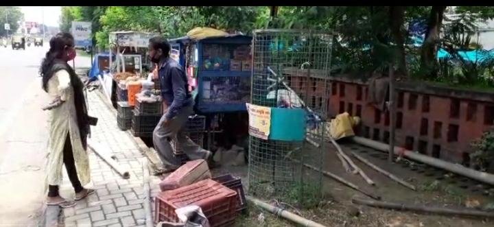 jamshedpur-anti-encroachment-drive-लॉकडाउन के बीच गरीब कर रहे आत्महत्या, टाटा स्टील लैंड डिपार्टमेंट व जुस्को गरीबों को उजाड़ने में लगी, कदमा में वर्षों पुरानी दुकानों को कंपनी के ”गुंडा पार्टी” ने गरीबों को उजाड़ा-video jamshedpur-anti-encroachment-drive-लॉकडाउन के बीच गरीब कर रहे आत्महत्या, टाटा स्टील लैंड डिपार्टमेंट व जुस्को गरीबों को उजाड़ने में लगी, कदमा में वर्षों पुरानी दुकानों को कंपनी के ”गुंडा पार्टी” ने गरीबों को उजाड़ा-video