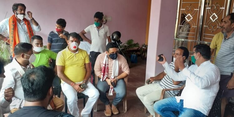 jamshedpur-bdo-murder-case-जुगसलाई में देवघर के ईमानदार बीडीओ की हत्या के मुद्दा गरमाया, भाजपाइयों ने किया प्रदर्शन, कहा-आदमकद प्रतिमा बीडीओ का जमशेदपुर में लगे, बीडीओ के परिवार से मिलने पहुंचे पूर्व मंत्री रणधीर सिंह, आंदोलन की तैयारी jamshedpur-bdo-murder-case-जुगसलाई में देवघर के ईमानदार बीडीओ की हत्या के मुद्दा गरमाया, भाजपाइयों ने किया प्रदर्शन, कहा-आदमकद प्रतिमा बीडीओ का जमशेदपुर में लगे, बीडीओ के परिवार से मिलने पहुंचे पूर्व मंत्री रणधीर सिंह, आंदोलन की तैयारी