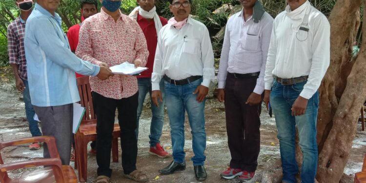 Villagers met Chaibasa MLA : करमाहातु में सामुदायिक सह लाइब्रेरी भवन निर्माण को स्वीकृति का इंतजार, पेयजल आपूर्ति व सिंचाई व्यवस्था को लेकर कार्य आरंभ Villagers met Chaibasa MLA : करमाहातु में सामुदायिक सह लाइब्रेरी भवन निर्माण को स्वीकृति का इंतजार, पेयजल आपूर्ति व सिंचाई व्यवस्था को लेकर कार्य आरंभ