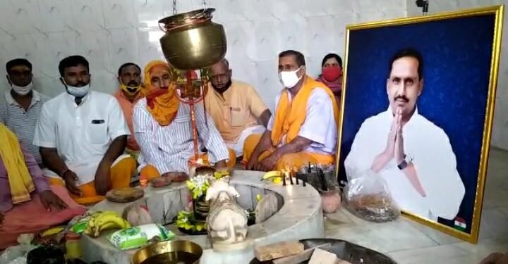Jamshedpur : स्वास्थ्य मंत्री बन्ना गुप्ता के जल्द कोरोना मुक्त होने की कामना के साथ मानगो में हुई हवन-पूजा
