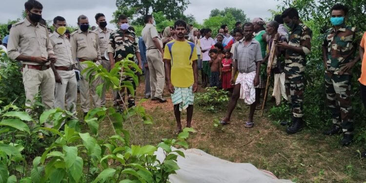 chakuliya:हाथी ने मौरबेड़ा निवासी बुजुर्ग राम मुर्मू को पटक पटक कर मार डाला, वन विभाग ने परिवारवालों को तत्काल 25 हजार रुपये का सहयोग किया