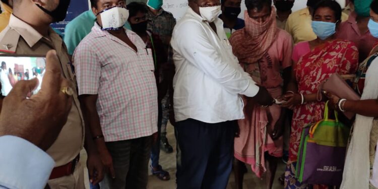 jamshedpur-rural-elephant-attack : धालभूमगढ़ के चड़ईगोड़ा में 14 हाथियों को घेर कर भगाने के क्रम में जख्मी युवक की मौत jamshedpur-rural-elephant-attack : धालभूमगढ़ के चड़ईगोड़ा में 14 हाथियों को घेर कर भगाने के क्रम में जख्मी युवक की मौत