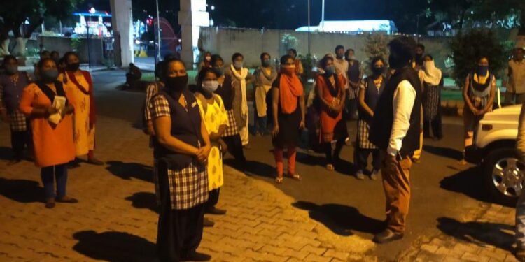 Jamshedpur Medica Hospital : ईपीएफ व ग्रेच्यूटी की राशि नहीं मिलने से क्षुब्ध मेडिका अस्पताल के ठेका कर्मी पहुंचे बिष्टुपुर थाना, पुलिस कर रही संवेदक से पूछताछ