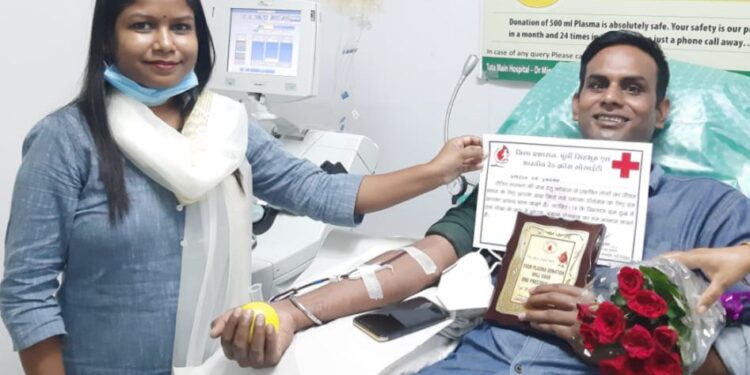Jamshedpur : ट्रॉफिक डीएसपी ऑफिस के मुंशी उमेश कुमार यादव ने किया प्लाज्मा डोनेशन Jamshedpur : ट्रॉफिक डीएसपी ऑफिस के मुंशी उमेश कुमार यादव ने किया प्लाज्मा डोनेशन