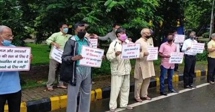 Jamshedpur Buddhijivi Manch : अधिवक्ता प्रशांत भूषण पर प्रबंध को गलत बताते हुए विरोध-प्रदर्शन पर उतरे शहर के बुद्धिजीवी, कहा-अभिव्यक्ति की स्वतंत्रता का हो रहा हनन Jamshedpur Buddhijivi Manch : अधिवक्ता प्रशांत भूषण पर प्रबंध को गलत बताते हुए विरोध-प्रदर्शन पर उतरे शहर के बुद्धिजीवी, कहा-अभिव्यक्ति की स्वतंत्रता का हो रहा हनन