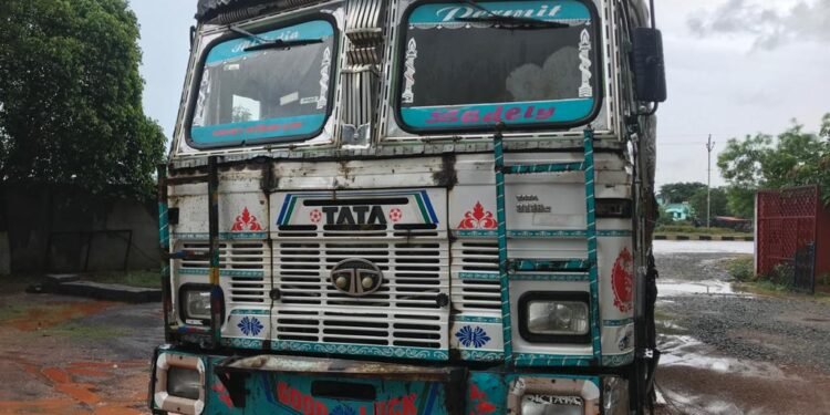 illegal coal laden truck seized in Dhalbhumgarh : धालभूमगढ़ थाना क्षेत्र में अवैध कोयला ले जाते दो ट्रक पकड़ाया, चालक गिरफ्तार, चालान लैप्स, दोनों ट्रकों मे लदा है 48 एमटी से ज्यादा कोयला illegal coal laden truck seized in Dhalbhumgarh : धालभूमगढ़ थाना क्षेत्र में अवैध कोयला ले जाते दो ट्रक पकड़ाया, चालक गिरफ्तार, चालान लैप्स, दोनों ट्रकों मे लदा है 48 एमटी से ज्यादा कोयला
