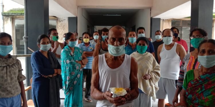 Adityapur : आईडीटीआर क्वारंटाइन सेंटर में रह रहे मरीजों ने किया खाने का बहिष्कार, भूख हड़ताल का ऐलान, 14 दिनों के बाद भी मरीजों का इम्यूनिटी पॉवर बढ़ाने में विभाग नाकाम Adityapur : आईडीटीआर क्वारंटाइन सेंटर में रह रहे मरीजों ने किया खाने का बहिष्कार, भूख हड़ताल का ऐलान, 14 दिनों के बाद भी मरीजों का इम्यूनिटी पॉवर बढ़ाने में विभाग नाकाम