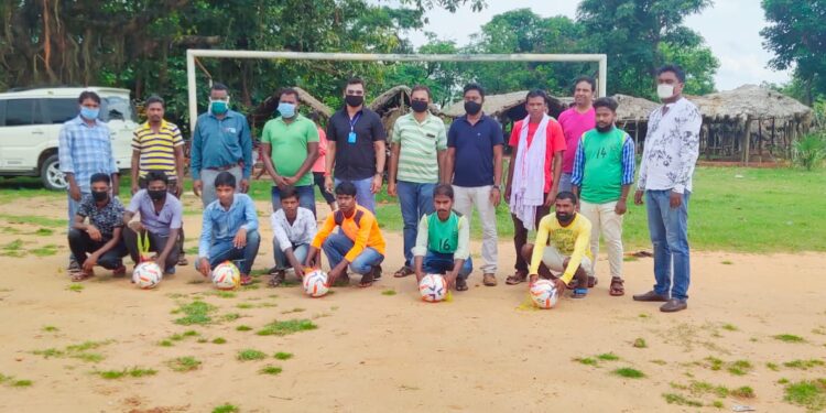Jamshedpur Rural : झामुमो के महावीर मुर्मू ने पांच फुटबॉल टीमों को फुटबॉल उपलब्ध कराया, आगे भी सहयोग का भरोसा दिया