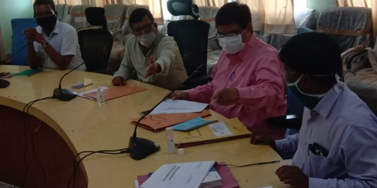 Saraikela : कोरोना नियंत्रण को लेकर सरायकेला जिला प्रशासन सख्त, पांच बजे तक टेस्टिंग रिपोर्ट नहीं आने पर गठित होगा प्रपत्र क Saraikela : कोरोना नियंत्रण को लेकर सरायकेला जिला प्रशासन सख्त, पांच बजे तक टेस्टिंग रिपोर्ट नहीं आने पर गठित होगा प्रपत्र क