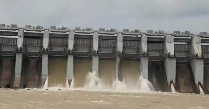Saraikela-jamshedpur : भारी बारिश के बीच चांडिल डैम के चार रेडियल गेट खुले, जमशेदपुर में बढ़ा बाढ़ का खतरा Saraikela-jamshedpur : भारी बारिश के बीच चांडिल डैम के चार रेडियल गेट खुले, जमशेदपुर में बढ़ा बाढ़ का खतरा