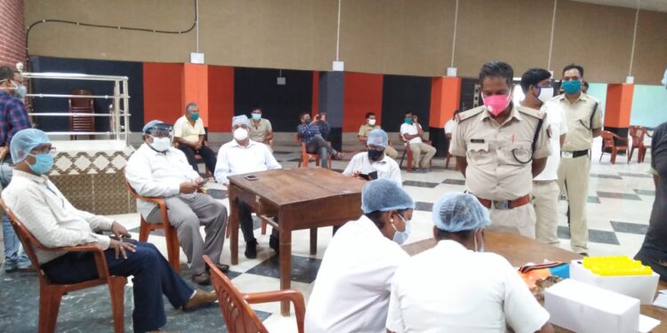 Chaibasa Corona Test Campaign : जिले में कोविड-19 वायरस संक्रमण का सघन जांच अभियान आरंभ, सभी 15 सामुदायिक स्वास्थ्य केंद्र सहित अन्य चिन्हित स्थानों के पोषित क्षेत्रों में चलेगा अभियान, 15,000 से अधिक व्यक्तियों की का है लक्ष्य