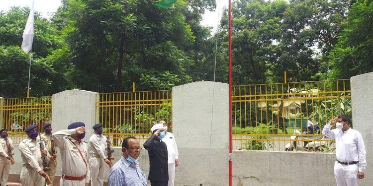 Independence day ceremony at Red Cross Society : रेड क्रॉस सोसाइटी में उपायुक्त ने किया ध्वजारोहण, कहा कोरोना के खिलाफ जंग में सहयोग को तैयार रहें Independence day ceremony at Red Cross Society : रेड क्रॉस सोसाइटी में उपायुक्त ने किया ध्वजारोहण, कहा कोरोना के खिलाफ जंग में सहयोग को तैयार रहें