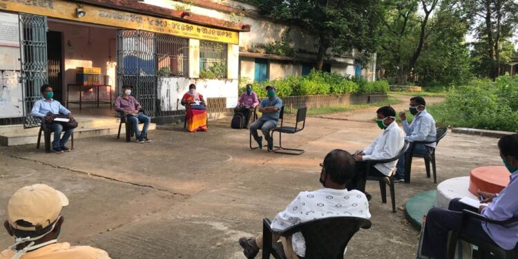 मुसाबनी बीडीओ ने पंचायत सचिवों से ली मनरेगा योजना की जानकारी
