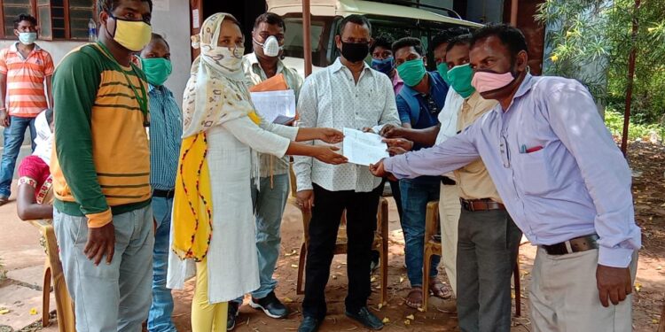 chaibasa : अस्थायी नौकरी से परेशान परियोजना सहायक पहुंचे विधायक दीपक बिरुवा के पास, विधायक ने कहा- सेवा नियमावली के आधार पर होनी चाहिए सीधी नियुक्ति, सीएम से करेंगे बात