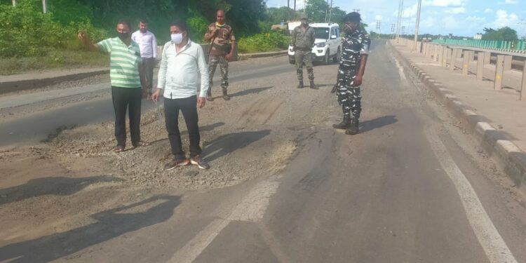 Bahragoda : विधायक समीर महंती ने अपने विस क्षेत्र में एनएच के दोनों छोर पर बने जर्जर बाइपास सड़क का निरीक्षण किया, कहा-ठेकेदार के खिलाफ विस में उठायेंगे मामला Bahragoda : विधायक समीर महंती ने अपने विस क्षेत्र में एनएच के दोनों छोर पर बने जर्जर बाइपास सड़क का निरीक्षण किया, कहा-ठेकेदार के खिलाफ विस में उठायेंगे मामला