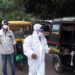 Covid-19-Awareness : शहर के विभिन्न हिस्सों में टेंपो चालकों के बीच जागरूकता फैला रहे विवेक रुंगटा, चालकों के बीच मास्क व सैनिटाइजर का वितरण भी