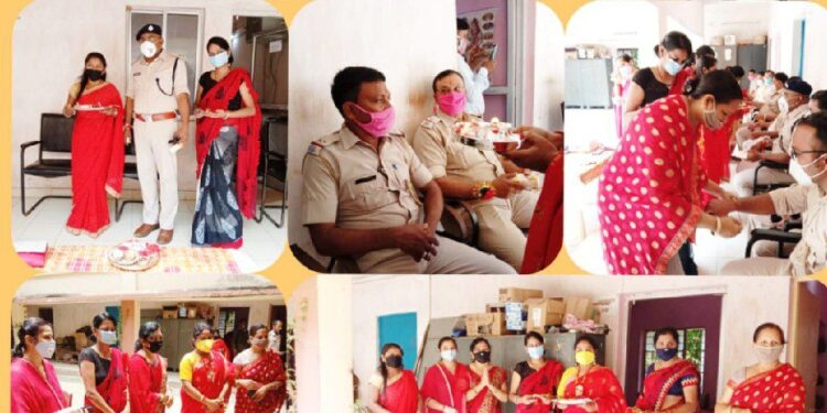 Chakradharpur : लायंस क्लब की अध्यक्ष नीतू साहू व सदस्यों ने थाना में पुलिस भाइयों की कलाई में बांधी राखी Chakradharpur : लायंस क्लब की अध्यक्ष नीतू साहू व सदस्यों ने थाना में पुलिस भाइयों की कलाई में बांधी राखी