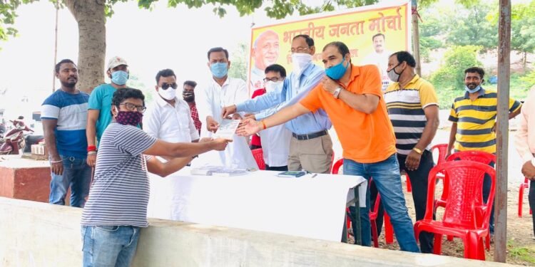बिरसानगर संडे मार्केट में भाजमो ने किया शिविर का आयोजन, कई लोगों ने खरीदी ‘लम्हों की खता’