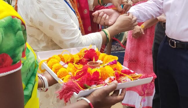 अस्तित्व संस्था की सदस्यों ने फौजी भाइयों की कलाई पर बांधा रक्षा सूत्र