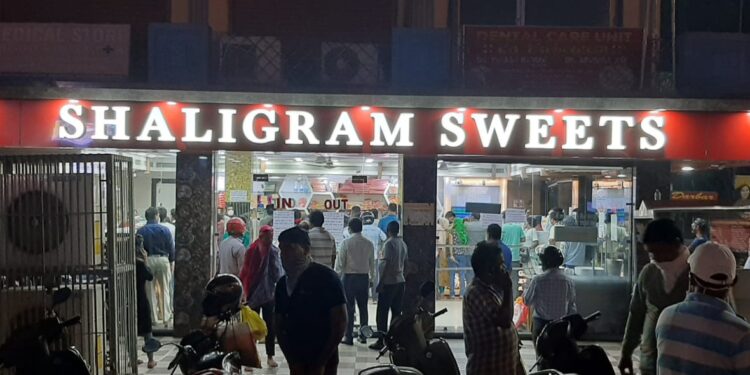Aditypur : मिठाई व किराना दुकानों में उमड़ी भीड़, सोशल डिस्टेंसिंग की धज्जियां उड़ी Aditypur : मिठाई व किराना दुकानों में उमड़ी भीड़, सोशल डिस्टेंसिंग की धज्जियां उड़ी