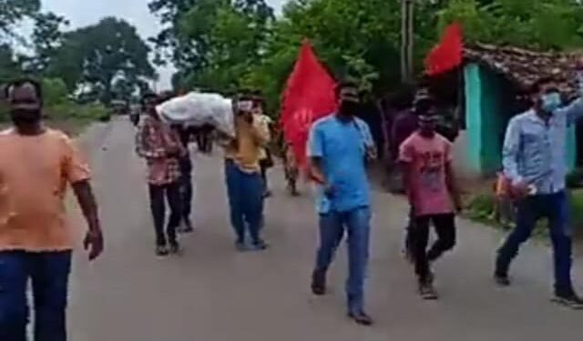 Big Breaking Jhinkpani : मजदूर के शव के साथ झीकपानी एसीसी सीमेंट प्लांट के ठेका मजदूरों का प्रदर्शन