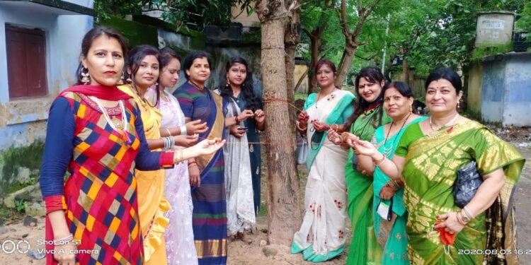 सेवा हेल्पिंग इंडिया टुगेदर की महिलाओं ने पेड़-पौधों को बांधा रक्षा सूत्र, सुरक्षा का लिया संकल्प सेवा हेल्पिंग इंडिया टुगेदर की महिलाओं ने पेड़-पौधों को बांधा रक्षा सूत्र, सुरक्षा का लिया संकल्प