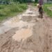 arbitrary-of-contracting-company : पीसीसी सड़क को तोड़ बना डाला गड्ढा, कीचड़ से सनी सड़क, ठेका कंपनी ने सात महीने पहले तोड़ा पीसीसी, अब काम का ठिकाना नहीं