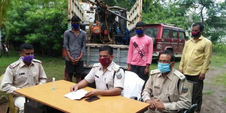chakulia-three-arrested : धोबाशोल व पुरनापानी में लगे जियो टावर से डीजल जेनरेटर की चोरी मामले में तीन गिरफ्तार, जेनरेटर बरामद chakulia-three-arrested : धोबाशोल व पुरनापानी में लगे जियो टावर से डीजल जेनरेटर की चोरी मामले में तीन गिरफ्तार, जेनरेटर बरामद