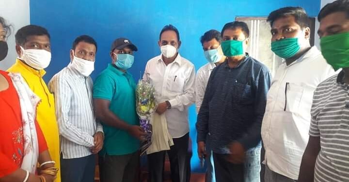 dhalbhumgarh: यूपीएससी में सफल धालभूमगढ़ के कनास निवासी शांतनु सिंह को सांसद विद्युत वरण महतो ने किया सम्मानित