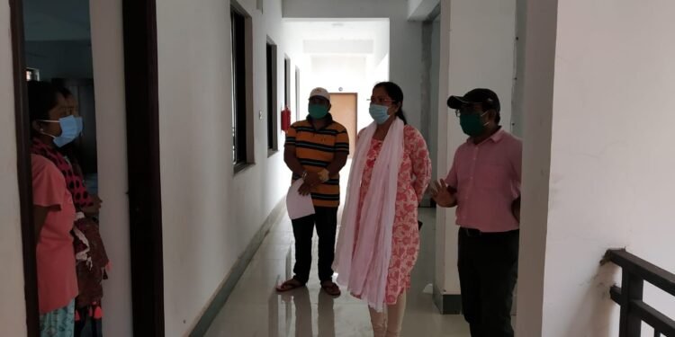 Musabani: पुराने व नये बीडीओ ने सीटीसी स्वासपुर आइसोलेशन सेंटर का किया निरीक्षण, दिए आवश्यक दिशा-निर्देश Musabani: पुराने व नये बीडीओ ने सीटीसी स्वासपुर आइसोलेशन सेंटर का किया निरीक्षण, दिए आवश्यक दिशा-निर्देश