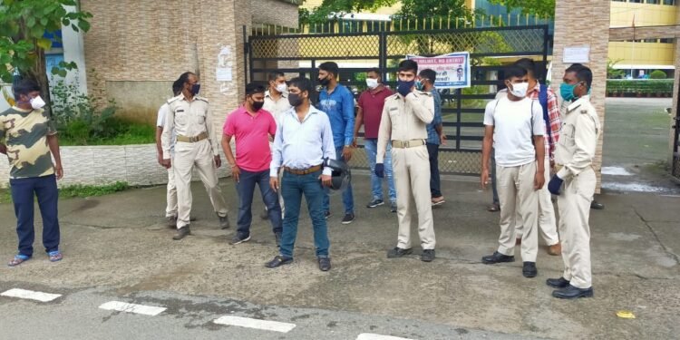 Demonstration of Home Guards : बकाया वेतन व ड्यूटी को लेकर असमंजस को लेकर होम गार्डों ने किया प्रदर्शन Demonstration of Home Guards : बकाया वेतन व ड्यूटी को लेकर असमंजस को लेकर होम गार्डों ने किया प्रदर्शन