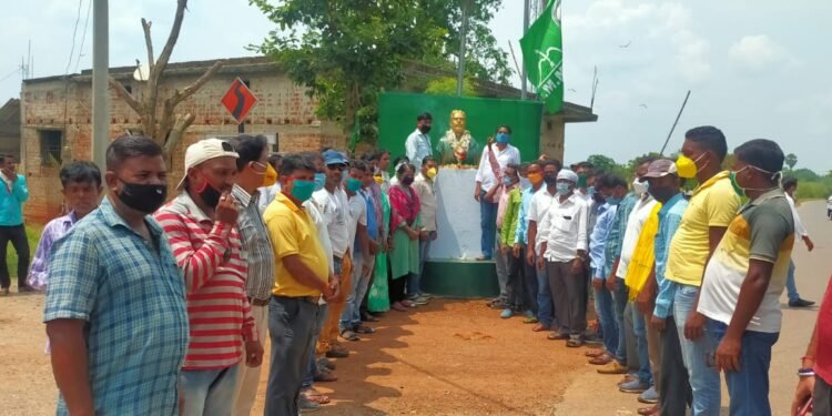 चाकुलिया में विधायक के नेतृत्व में झामुमो कार्यकर्ताओं ने शहीद निर्मल महतो को दी श्रद्धांजलि चाकुलिया में विधायक के नेतृत्व में झामुमो कार्यकर्ताओं ने शहीद निर्मल महतो को दी श्रद्धांजलि