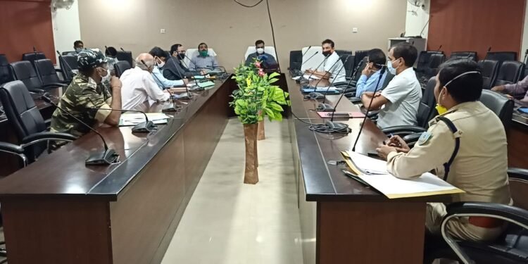 west-singhbhum-dc-Independence-day-meeting : स्वतंत्रता दिवस पर जिले के सभी कार्यालयों में सोशल डिस्टेंसिंग का अनुपालन करते हुए किया जायेगा झंडोत्तोलन, विद्यालयों में प्रबंधन समिति एवं शिक्षकों समेत अधिकतम 20 लोगों की उपस्थिति में फहराया जाएगा राष्ट्रीय ध्वज