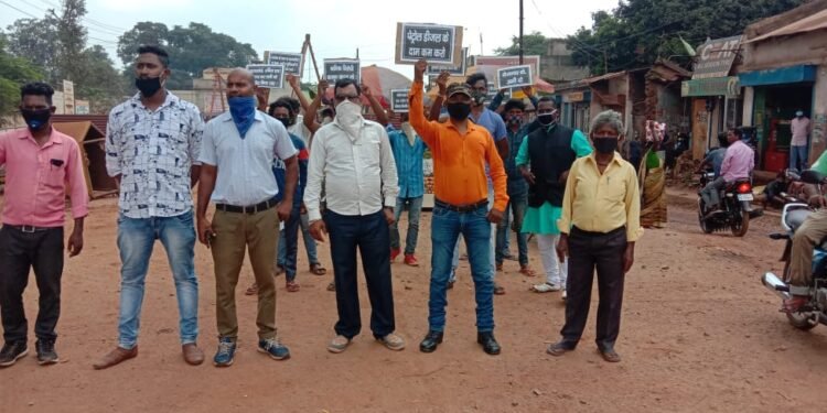 Youth-INTUC-protests-against-the-central-government : केंद्र सरकार की नीतियों व निजीकरण के खिलाफ यूथ इंटक का हल्ला बोल, पैदल मार्च निकाला, पीएम का पुतला फूंका, कहा-मजदूर वर्ग के प्रति दोहरा चरित्र अपना रही है मोदी सरकार Youth-INTUC-protests-against-the-central-government : केंद्र सरकार की नीतियों व निजीकरण के खिलाफ यूथ इंटक का हल्ला बोल, पैदल मार्च निकाला, पीएम का पुतला फूंका, कहा-मजदूर वर्ग के प्रति दोहरा चरित्र अपना रही है मोदी सरकार