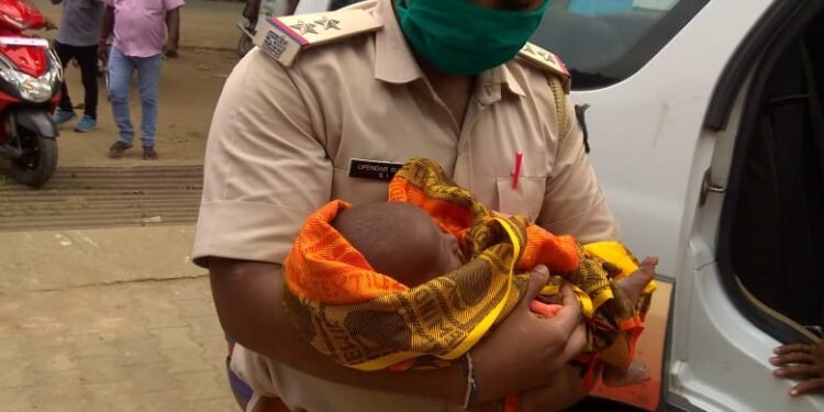 west singhbhum:सीकेपी रिफ्यूजी कॉलोनी के पास रेलवे लाइन के किनारे मिला डेढ़ माह का स्वस्थ शिशु west singhbhum:सीकेपी रिफ्यूजी कॉलोनी के पास रेलवे लाइन के किनारे मिला डेढ़ माह का स्वस्थ शिशु