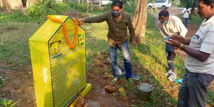 baharagora:भुतिया में विधायक समीर मंहती ने किया आंगनबाड़ी केन्द्र का शिलान्यास baharagora:भुतिया में विधायक समीर मंहती ने किया आंगनबाड़ी केन्द्र का शिलान्यास