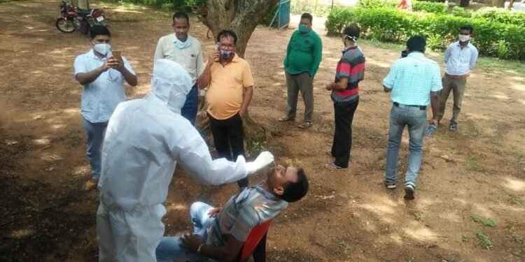chakuliya: चाकुलिया में कोरोना काल में ड्यूटी कर रहे शिक्षक और प्रखंड कर्मियों का लिया गया स्वाब , बड़ानाटा क्वारंटाइन सेंटर में एक पॉजिटिव chakuliya: चाकुलिया में कोरोना काल में ड्यूटी कर रहे शिक्षक और प्रखंड कर्मियों का लिया गया स्वाब , बड़ानाटा क्वारंटाइन सेंटर में एक पॉजिटिव