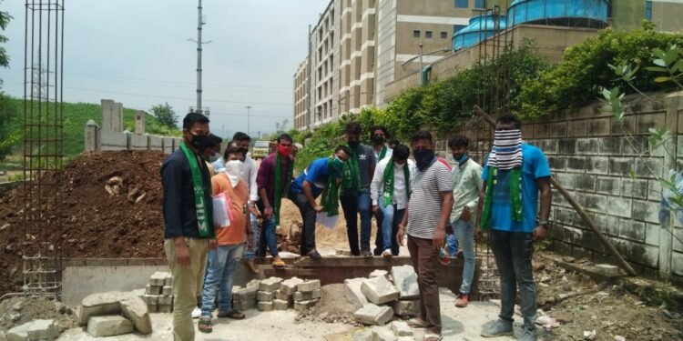 construction work halted: जुस्को द्वारा कराये जा रहे घेराबंदी निर्माण कार्य को झारखंड छात्र मोर्चा ने रुकवाया construction work halted: जुस्को द्वारा कराये जा रहे घेराबंदी निर्माण कार्य को झारखंड छात्र मोर्चा ने रुकवाया